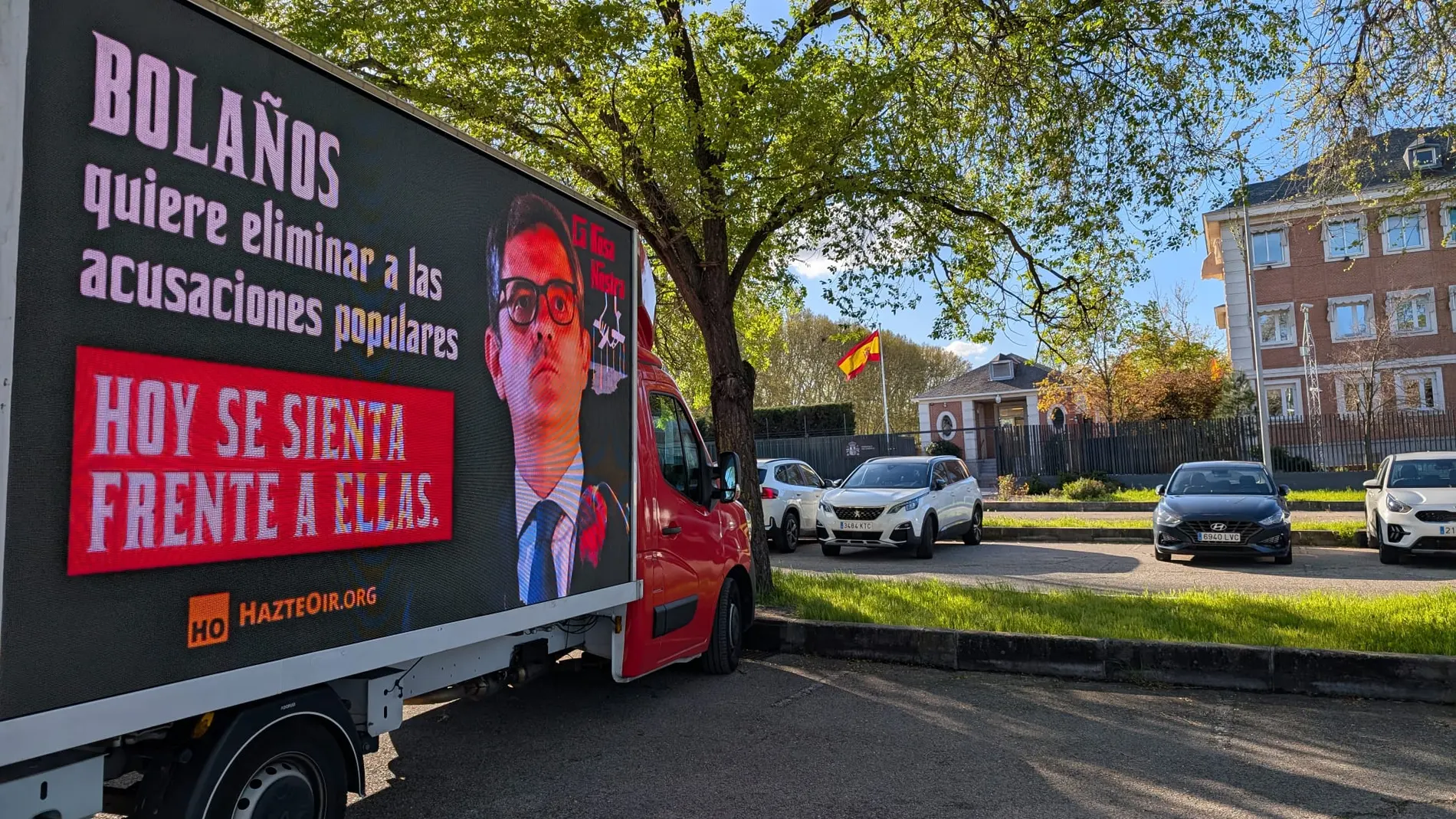 Hazte Oír despliega su camión frente al Palacio de La Moncloa.