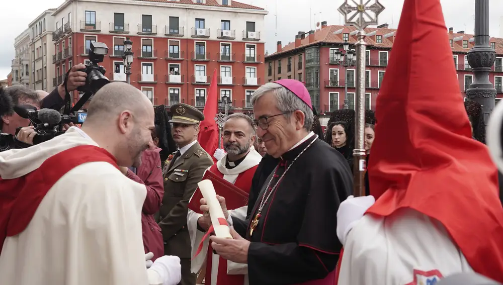 El Arzobispo de Valladolid, Luis Argüello, entrega el pregón