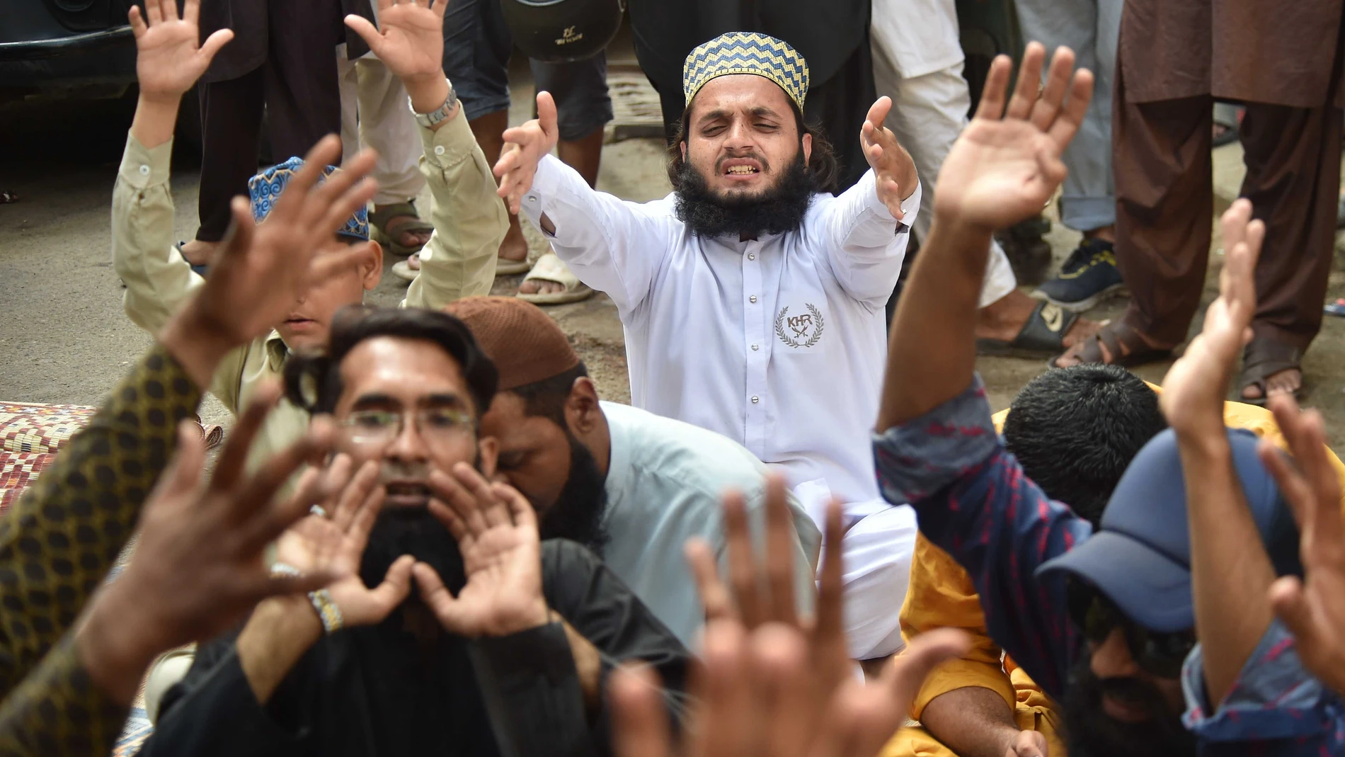 KARACHI (Pakistan), 18/04/2025.- Supporters of Tehreek-e-Labbaik Pakistan (TLP) shout slogans during a demonstration against Pakistan's minority Ahmadi community in Karachi, Pakistan, 18 April 2025. A mob allegedly beat Laeeq Cheema, an Ahmadi community member, to death during a TLP demonstration near an Ahmadi place of worship in Karachi. Police increased their presence to prevent unrest, stating that Cheema was attacked away from the worship site and that they are investigating the incident...