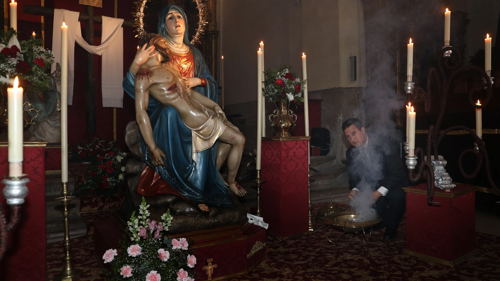 Preparación de incensarios junto a la Virgen de la Piedad