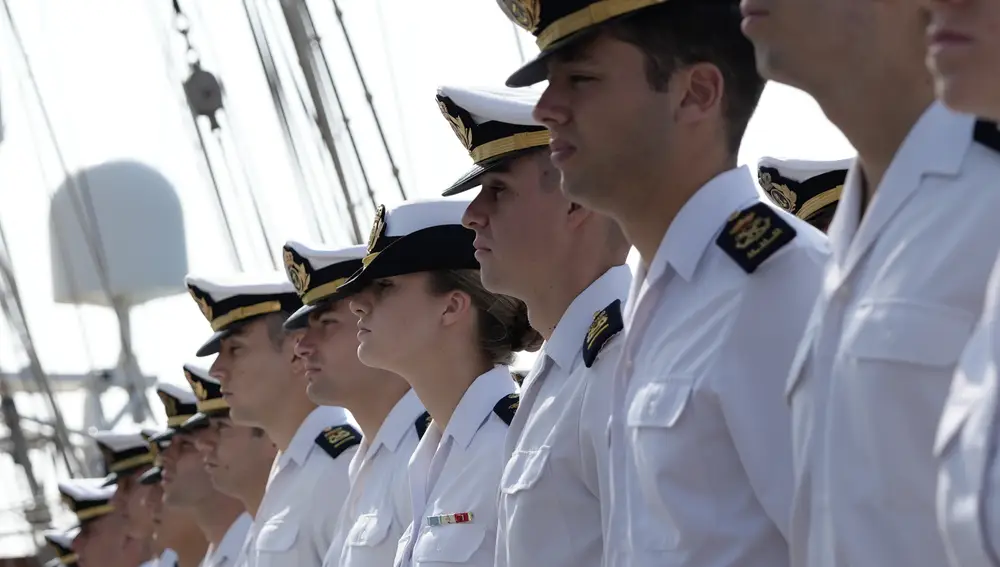El buque escuela Juan Sebastián Elcano atraca en el puerto peruano del Callao