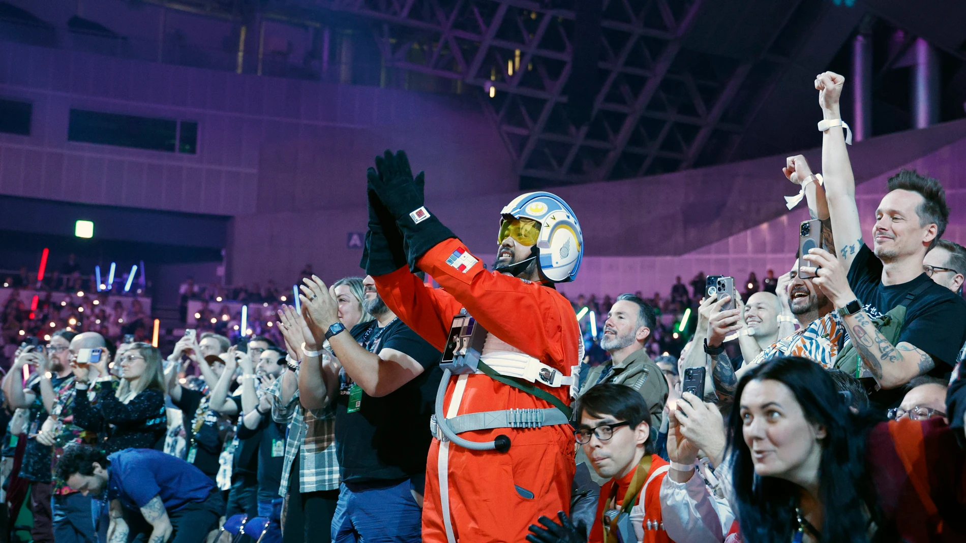 TOKYO (Japan), 18/04/2025.- Fans react during the Star Wars Celebration Japan in Chiba, near Tokyo, Japan, 18 April 2025. The major fan event for the franchise popularized by George Lucas returned to Japan for the second time, 17 years after it was last held. (Japón, Tokio) EFE/EPA/FRANCK ROBICHON