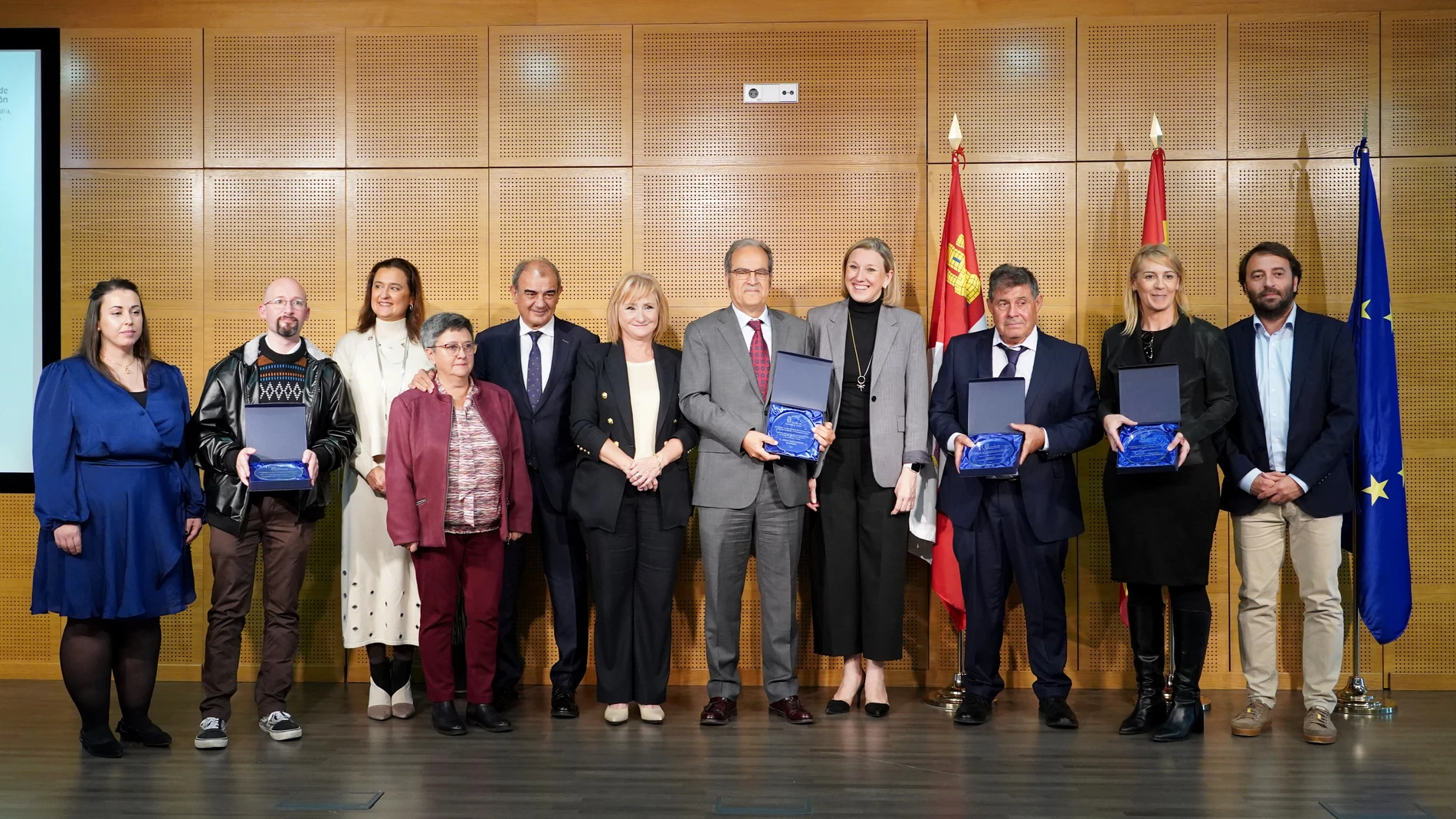 La vicepresidenta de la Junta y consejera de Familia Isabel blanco junto a la consejera de Industria Leticia García y los galardonados en XV edición de los Premios de Castilla y León al Cooperativismo y la Economía Social