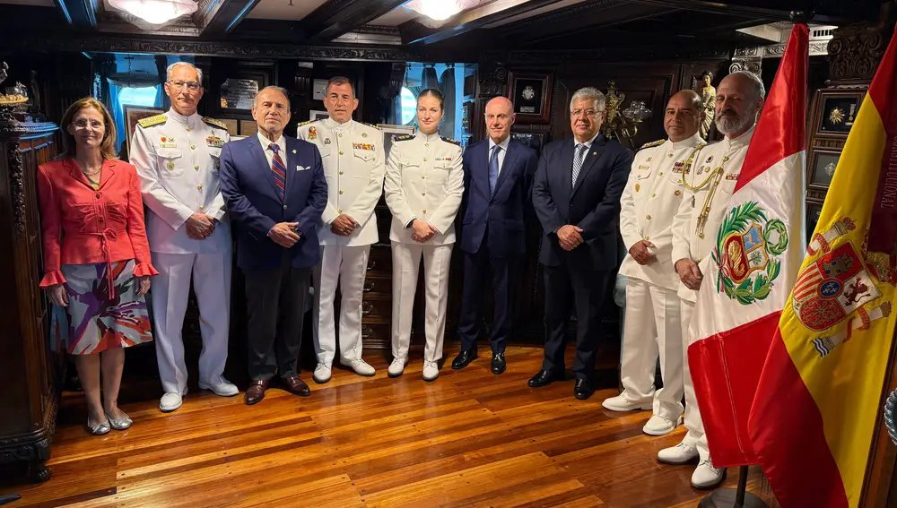 El buque escuela Juan Sebastián Elcano atraca en el puerto peruano del Callao