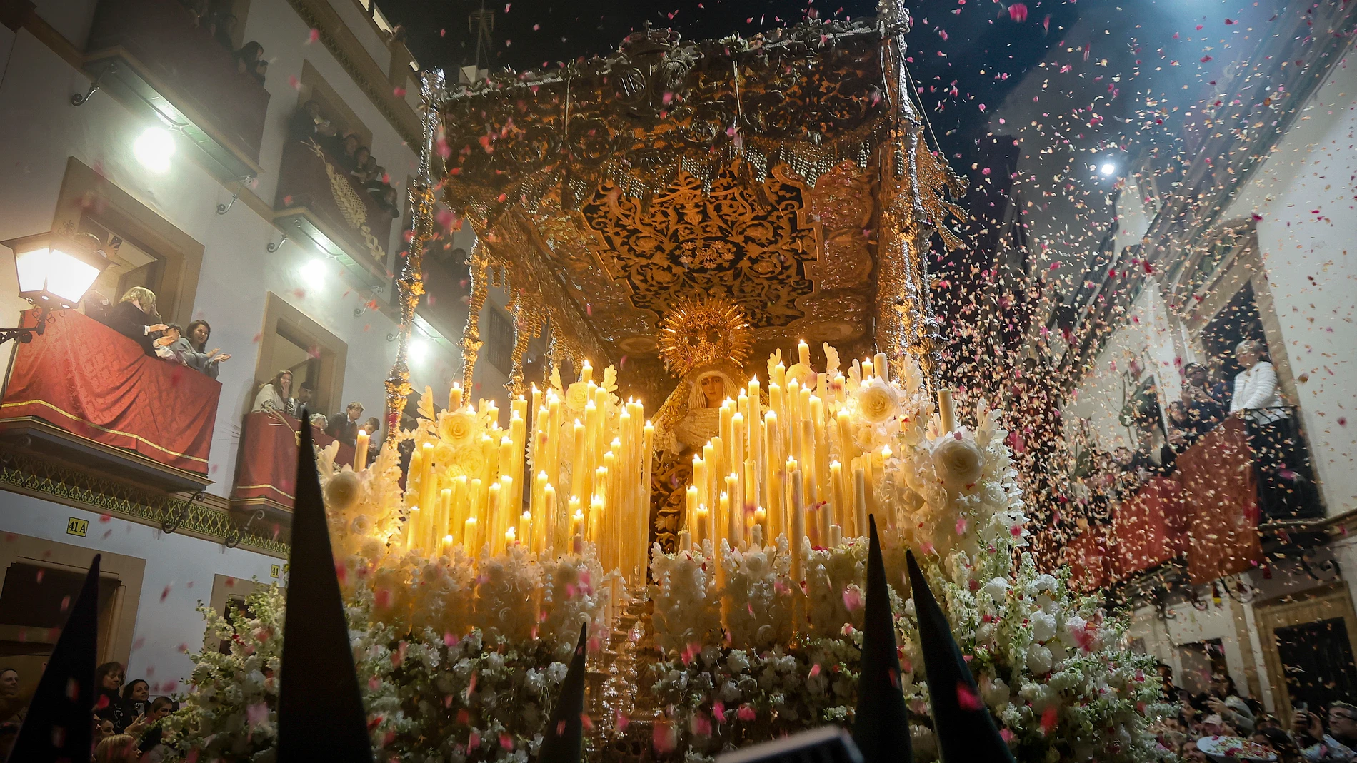 La Virgen Esperanza de Triana de la Hermandad Sacramental del Stmo. Cristo de la Tres Caídas y Nuestra Señora de la Esperanza recorre las calles de Triana tras su salida de la Capilla de los Marineros