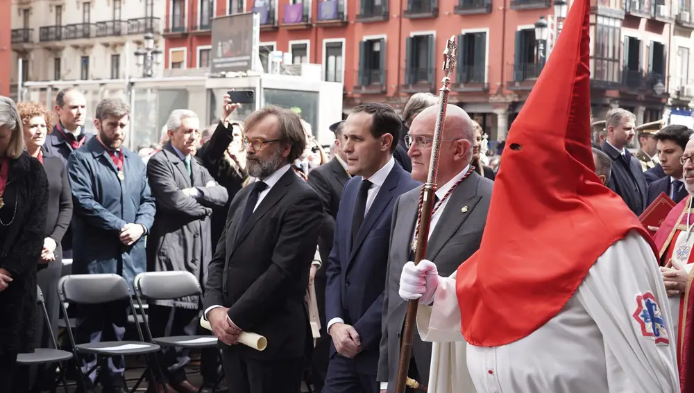 El alcalde Jesús Julio Carnero, el presidente de la Diputación, Conrado Íscar, y David Frontela, autor del pregón