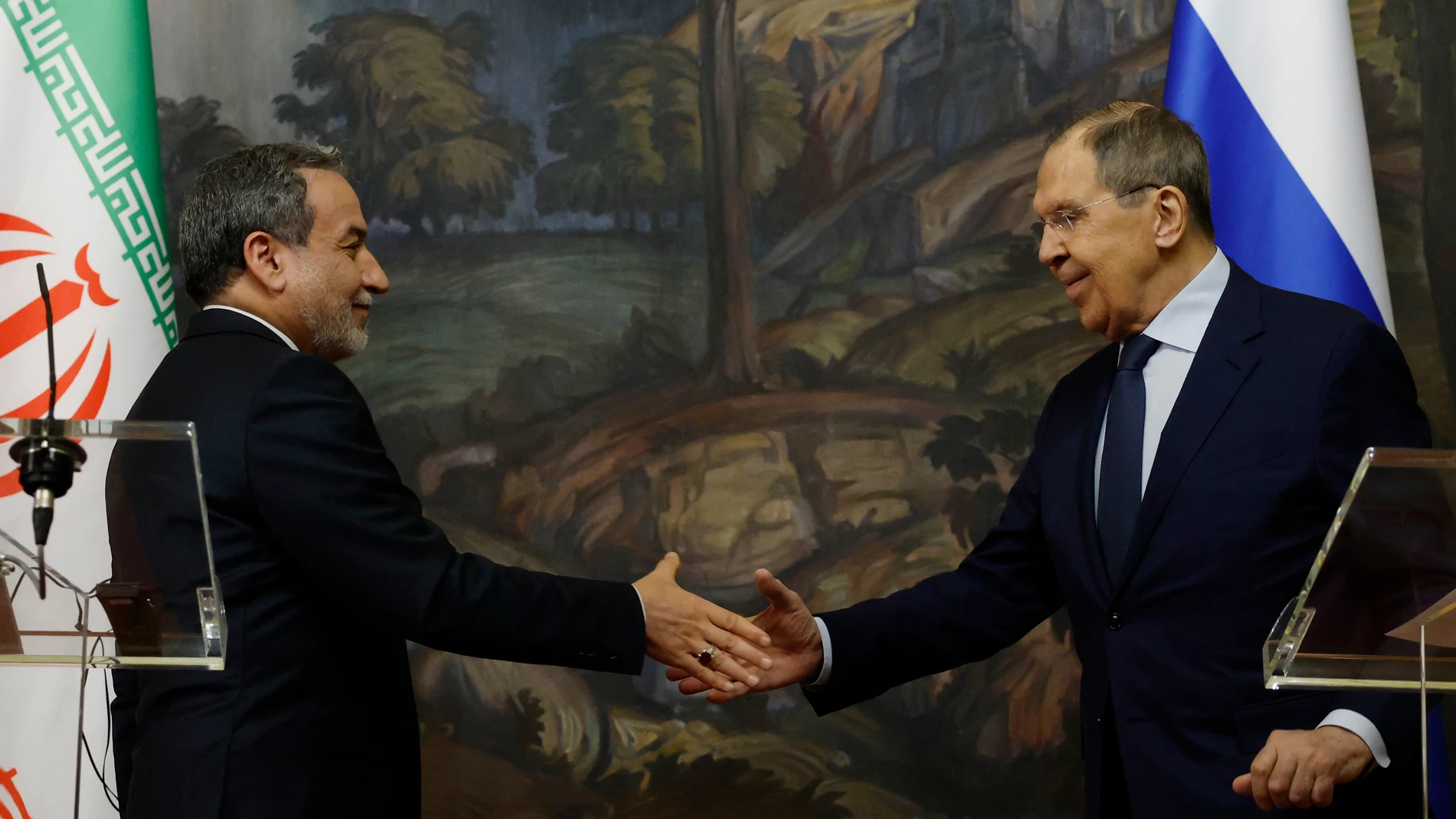 MOSCOW (Russian Federation), 18/04/2025.- Russia's Foreign Minister Sergei Lavrov (R) shakes hands with Iran's Foreign Minister Abbas Araghchi (L) during a joint press conference following their talks in Moscow, Russia, 18 April 2025. Abbas Araghchi is on his two days working visit to Moscow. (Rusia, Moscú) EFE/EPA/TATYANA MAKEYEVA / POOL