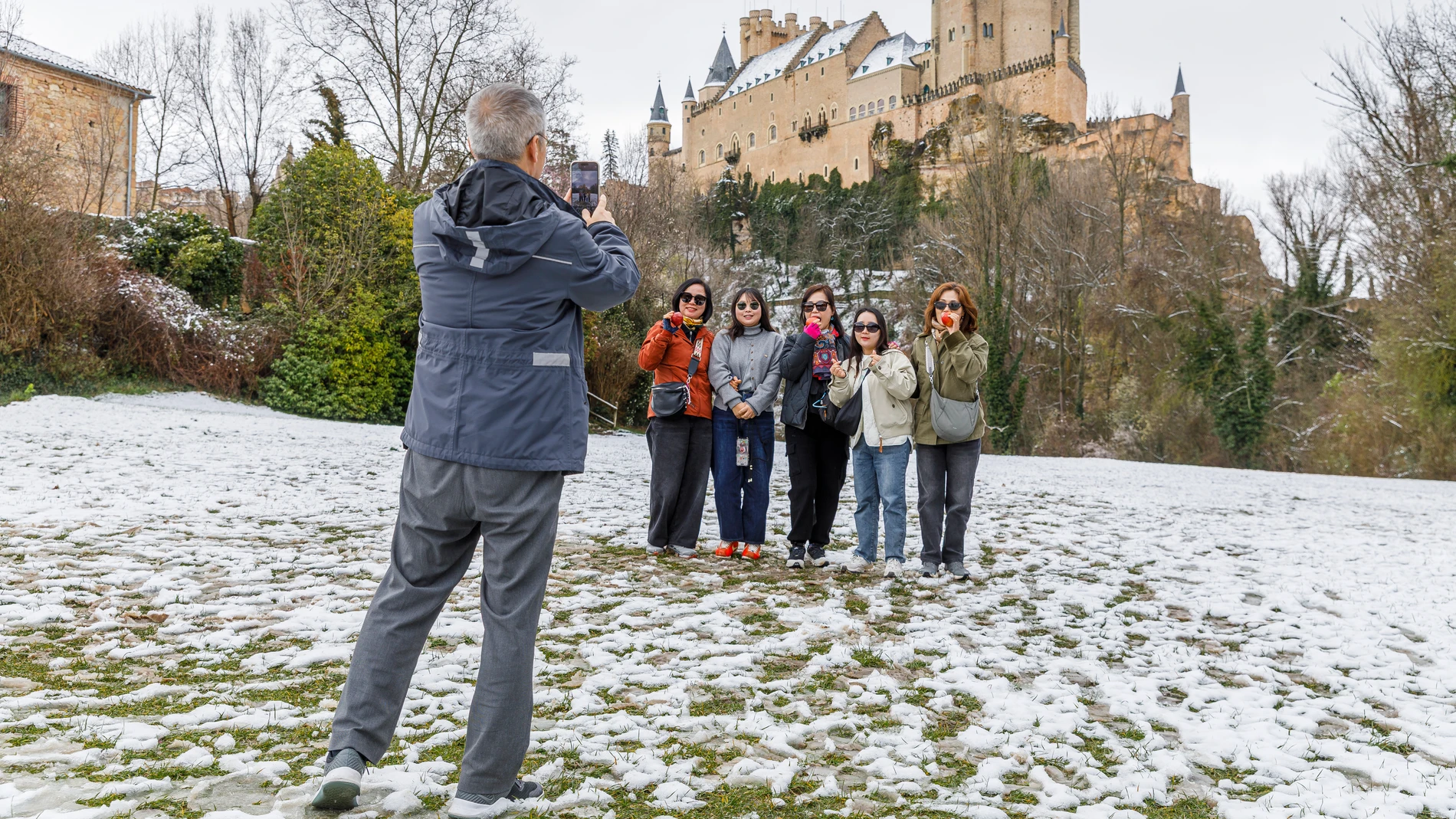 Turistas se fotografían con la nieve caída en Segovia
