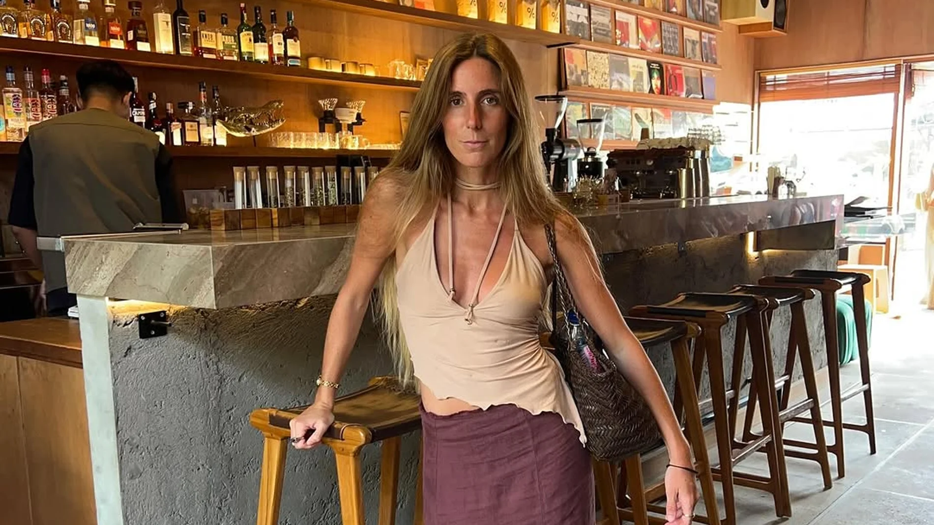 Influencer de vacaciones en la costa.