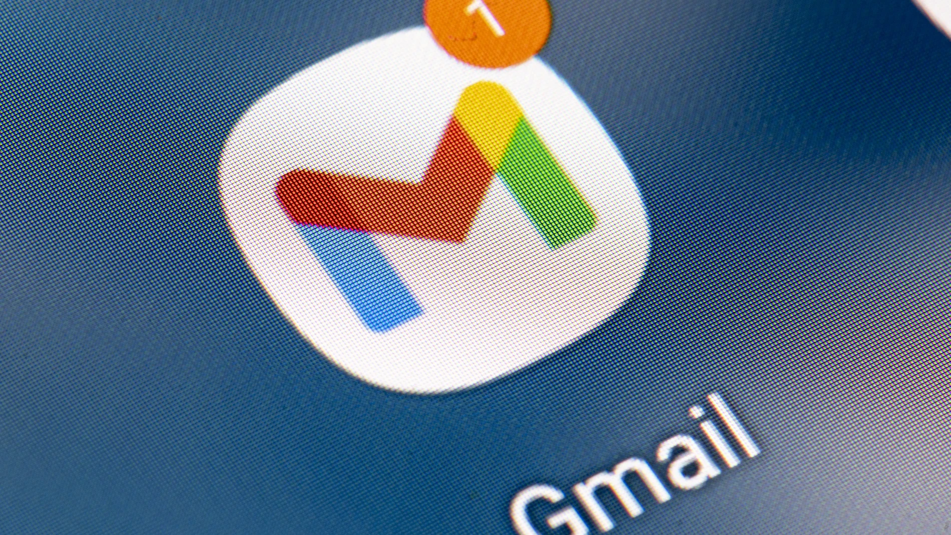 (Foto de ARCHIVO) FILED - 21 January 2022, Berlin: The icon of the Gmail app can be seen on the screen of a smartphone. Photo: Fabian Sommer/dpa 21/01/2022 ONLY FOR USE IN SPAIN