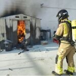 Sucesos.- Los bomberos sofocan un incendio declarado en el almacén de un bar de Las Torres de Cotillas