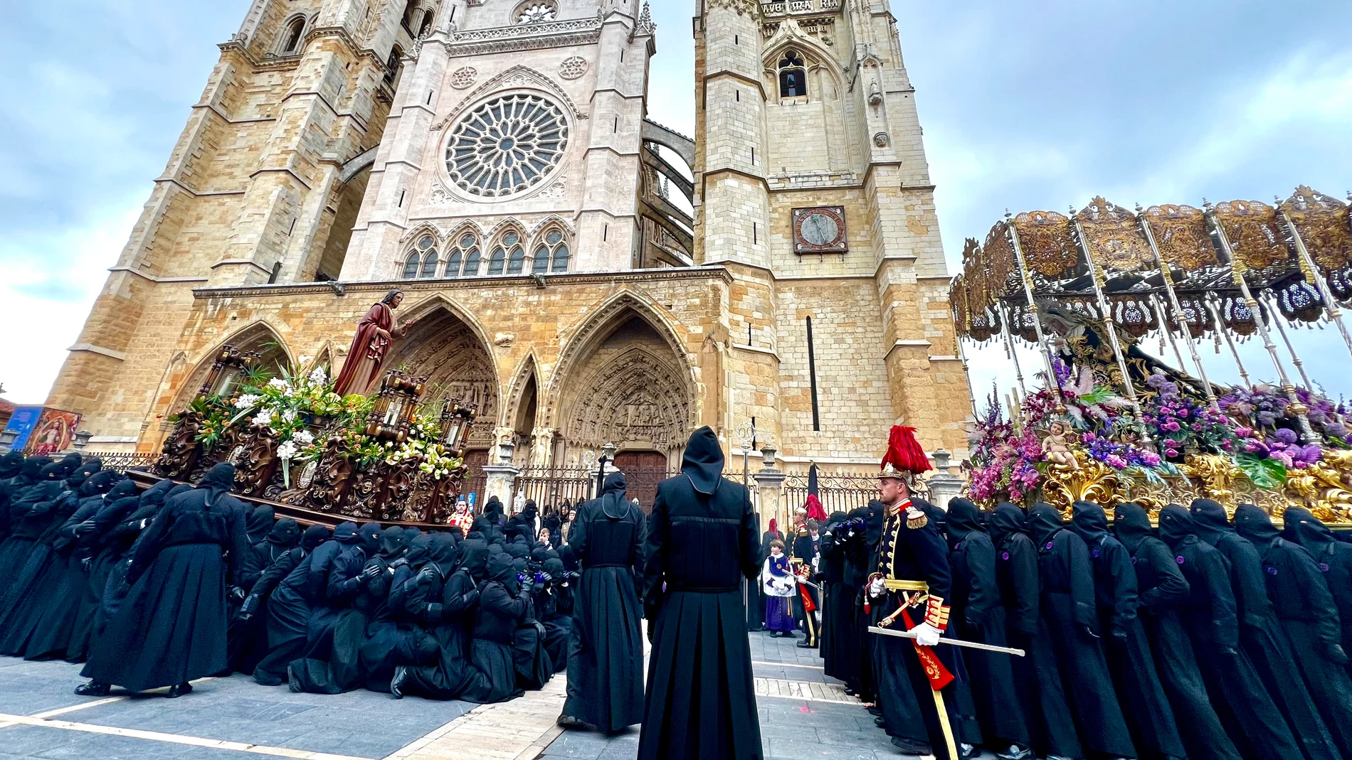 Celebración del acto de ‘El Encuentro’ en el transcurso de la Procesión de los Pasos de la Cofradía Dulce Nombre de Jesús Nazareno