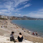 La playa, refugio para el calor en Málaga