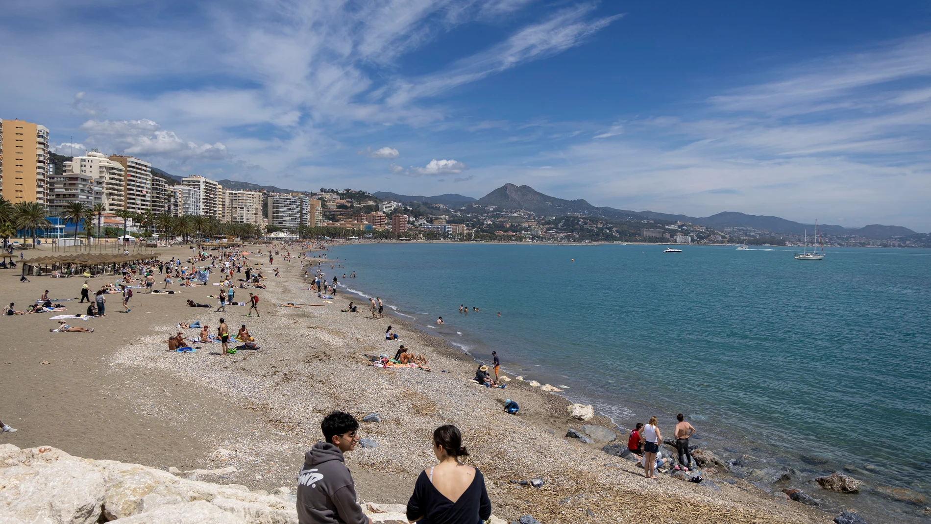 MÁLAGA, 18/04/2025.- Varias personas disfrutan de las agradables temperaturas que se registran en la playa de la Malagueta, este Viernes Santo. EFE/Álvaro Cabrera