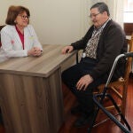 La médico de familia, Elena Diez, junto al sacerdote jubilado Manolo Zarzuelo en la consulta de la Casa Sacerdotal de Palencia