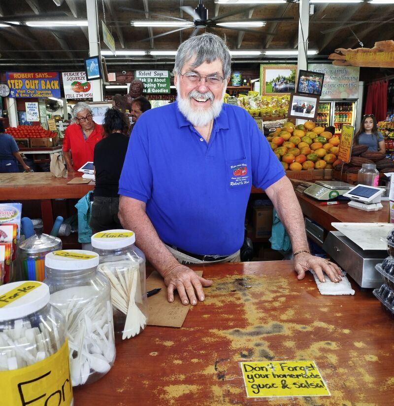 Muchos son los que desean inmortalizar con una fotografía junto a él, su paso por este famoso supermercado de frutas