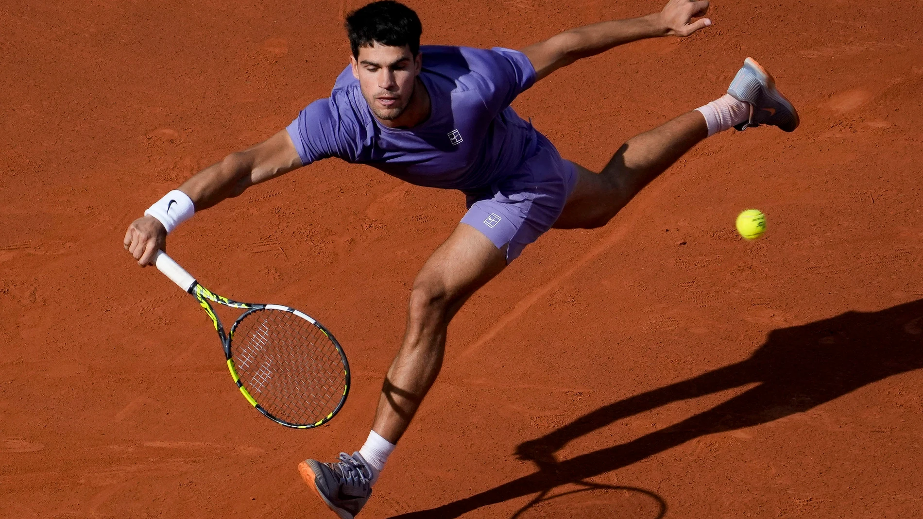 FOTODELDÍA - BARCELONA, 18/04/2025.- El tenista español Carlos Alcaraz durante el partido de cuartos de final del Barcelona Open Banc Sabadell-Trofeo Conde de Godó disputado ante el australiano, Álex de Miñaur, este viernes en Barcelona. EFE/Enric Fontcuberta