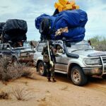 Terroristas de Al Qaeda se retiran con su botín después de atacar una base somalí