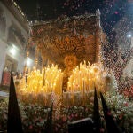 Sevilla disfruta de una 'Madrugá' plena marcada por la devoción y la emoción