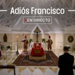 Muere el Papa Francisco a los 88 años. El Vaticano publica las primeras imágenes del féretro abierto de Francisco.