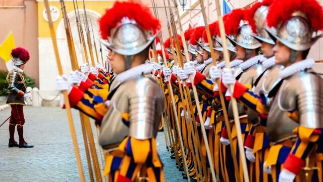 Los peculiares requisitos para ingresar en la Guardia Suiza, el Ejército del Vaticano