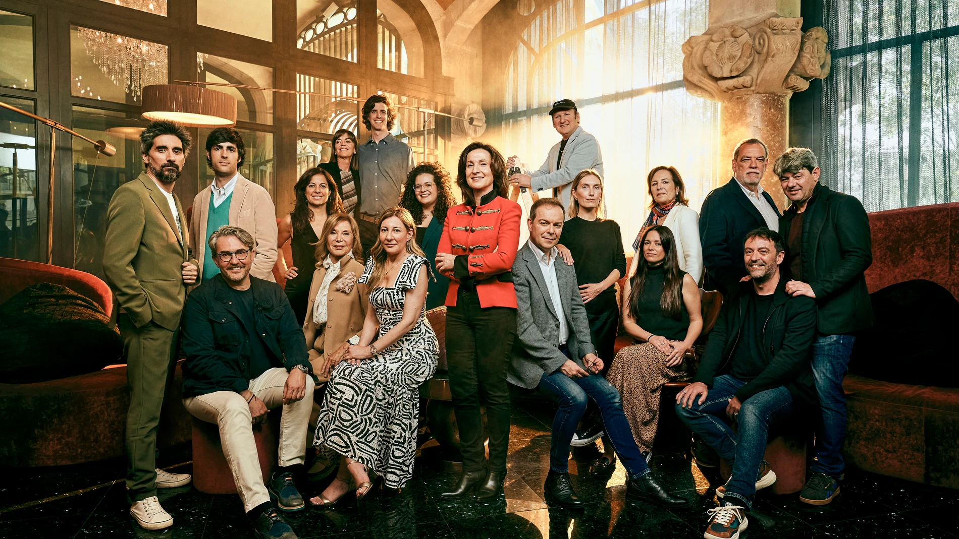 La fotografía de familia de los autores de Editorial Planeta