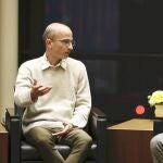 Yuval Noah Harari pone el foco en los peligros del avance sin control de la IA
