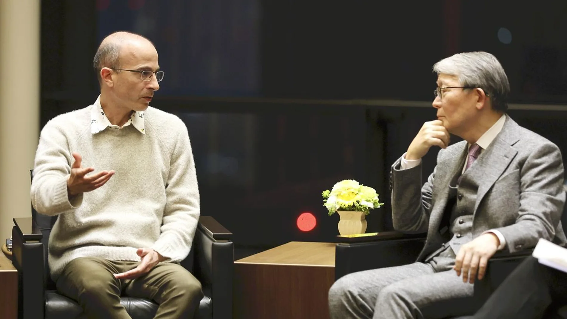 Yuval Noah Harari pone el foco en los peligros del avance sin control de la IA
