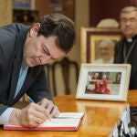 Mañueco firma en el libro de condolencias en el Arzobispado de Valladolid