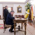 Papa.- Feijóo firma el libro de condolencias: "Ha hecho un gran trabajo y ha ampliado la base católica en el mundo"
