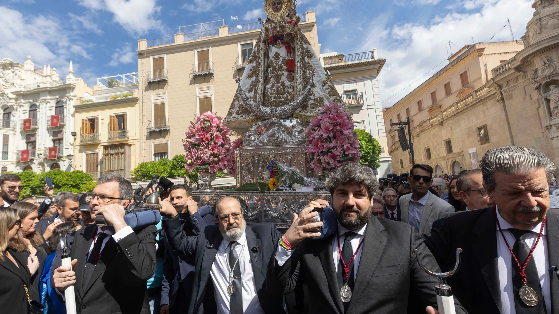 MURCIA (ESPAÑA), 22/04/2025.- El presidente de la Comunidad de Murcia, Fernando López Miras (2d), y el alcalde de Murcia José Ballesta (i), cargan el paso de la virgen de la Fuensanta, patrona de Murcia durante la procesión por el centro de la ciudad tras la Misa Huertana, con motivo de las Fiestas de Primavera 2025, este martes en la Plaza de Belluga de Murcia. EFE/Marcial Guillén
