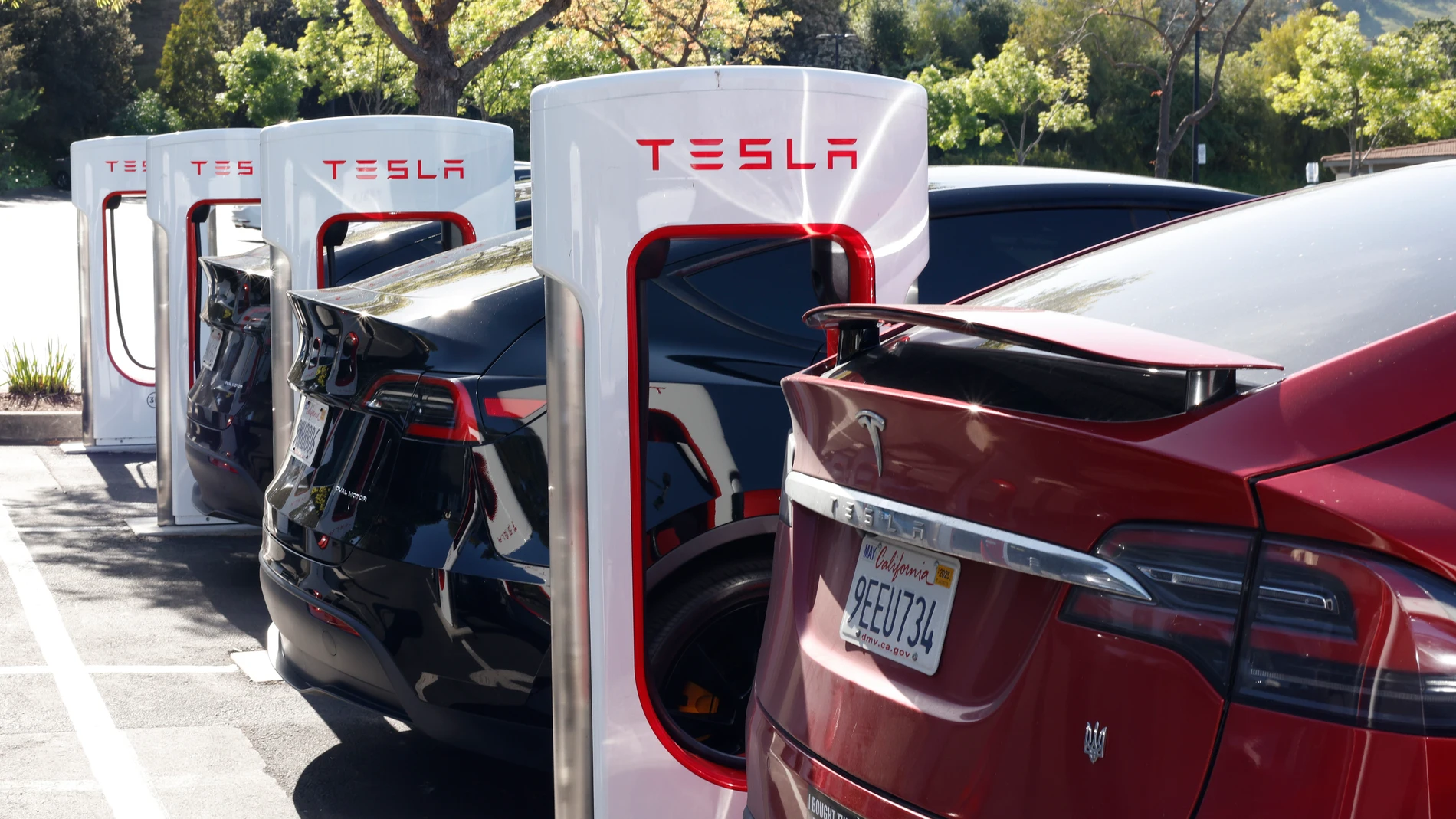 WALNUT CREEK (United States), 22/04/2025.- Tesla Supercharger stations in Walnut Creek, California, USA, 21 April 2025. Tesla's earning report is coming out on 22 April 2025. EFE/EPA/JOHN G. MABANGLO