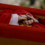Difunden las primeras imágenes del papa Francisco en el féretro