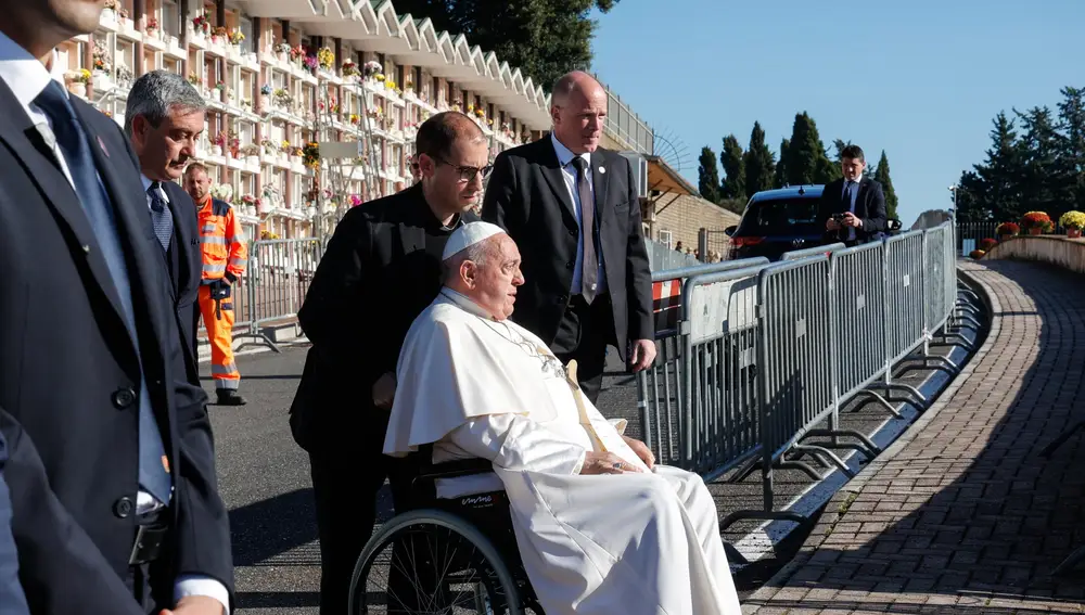 Pope Francis arrives at Laurentino Cemetery to preside over a Holy Mass commemorating all the faithful departed in Rome, Italy, 02 November 2024 wit Juan Cruz Villalón