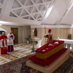 Difunden las primeras imágenes del papa Francisco en el féretro