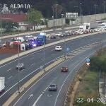 Valencia.- Sucesos.- Cortada la A3 por el vuelco de un camión en Quart de Poblet, con seis kilómetros de retención