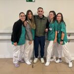 El chef burgalés Sergio Marqués junto a parte del equipo que le atendió en el Hospital Casaverde