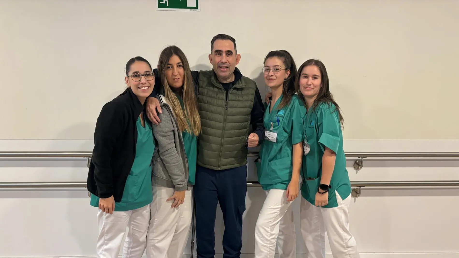 El chef burgalés Sergio Marqués junto a parte del equipo que le atendió en el Hospital Casaverde