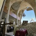 20 April 2025, Lebanon, Derdghaya: Priest Maurice al-Khoury leads the Catholic Easter service amid the rubble of the Melkite Church, which was hit by an Israeli airstrike on 9 October 2024, in the southern Lebanese village of Derdghaya. Photo: Marwan Naamani/ZUMA Press Wire/dpa Marwan Naamani/ZUMA Press Wire/d / DPA 20/04/2025 ONLY FOR USE IN SPAIN