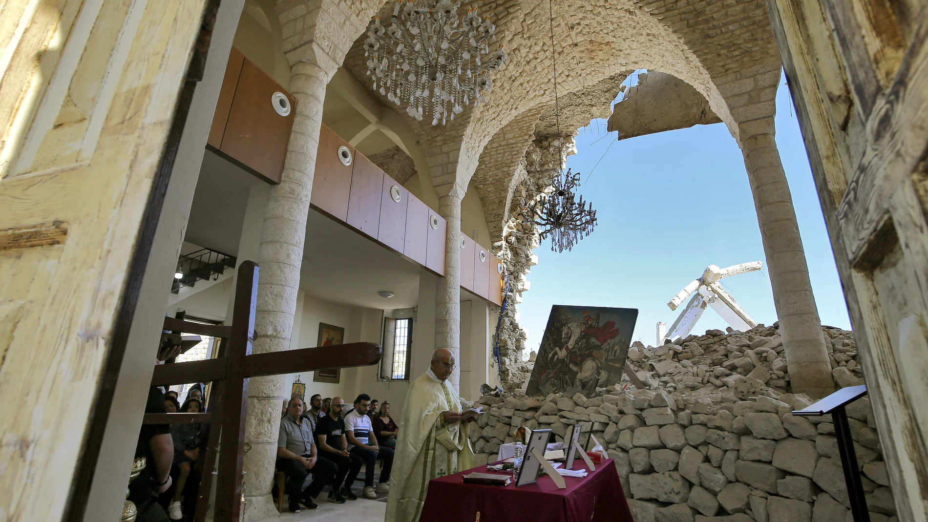 20 April 2025, Lebanon, Derdghaya: Priest Maurice al-Khoury leads the Catholic Easter service amid the rubble of the Melkite Church, which was hit by an Israeli airstrike on 9 October 2024, in the southern Lebanese village of Derdghaya. Photo: Marwan Naamani/ZUMA Press Wire/dpa Marwan Naamani/ZUMA Press Wire/d / DPA 20/04/2025 ONLY FOR USE IN SPAIN