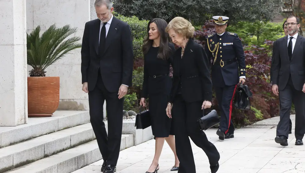 La Reina Letizia y Doña Sofía de luto riguroso por el fallecimiento del Papa Francisco.