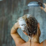 El síntoma temprano de demencia que puede advertirse en la ducha, según neurólogos