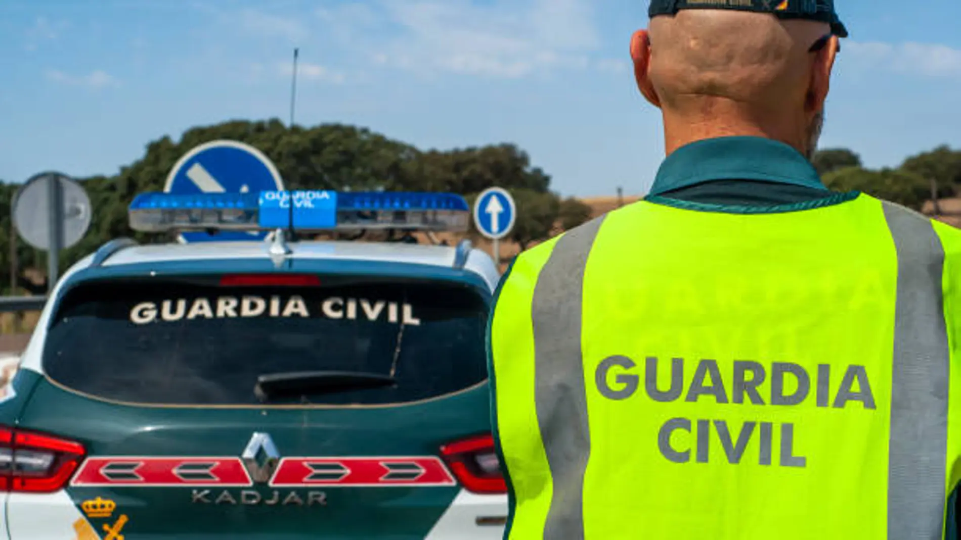 ¿Puedo pitar a un coche de la Policía o de la Guardia Civil? Esto dice la ley