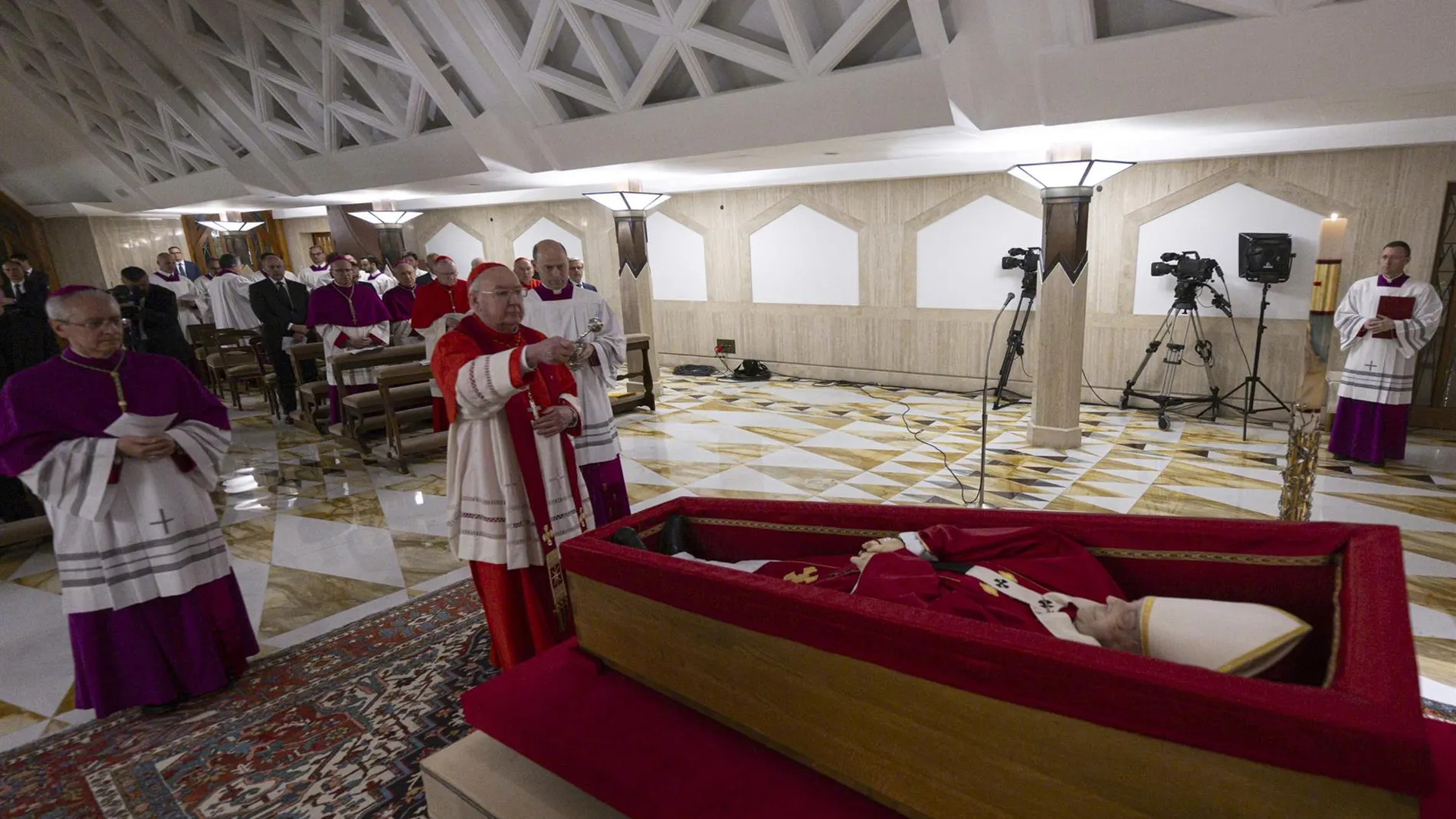VÍDEO: Papa.- El Vaticano difunde las primeras imágenes del Pontífice en su féretro