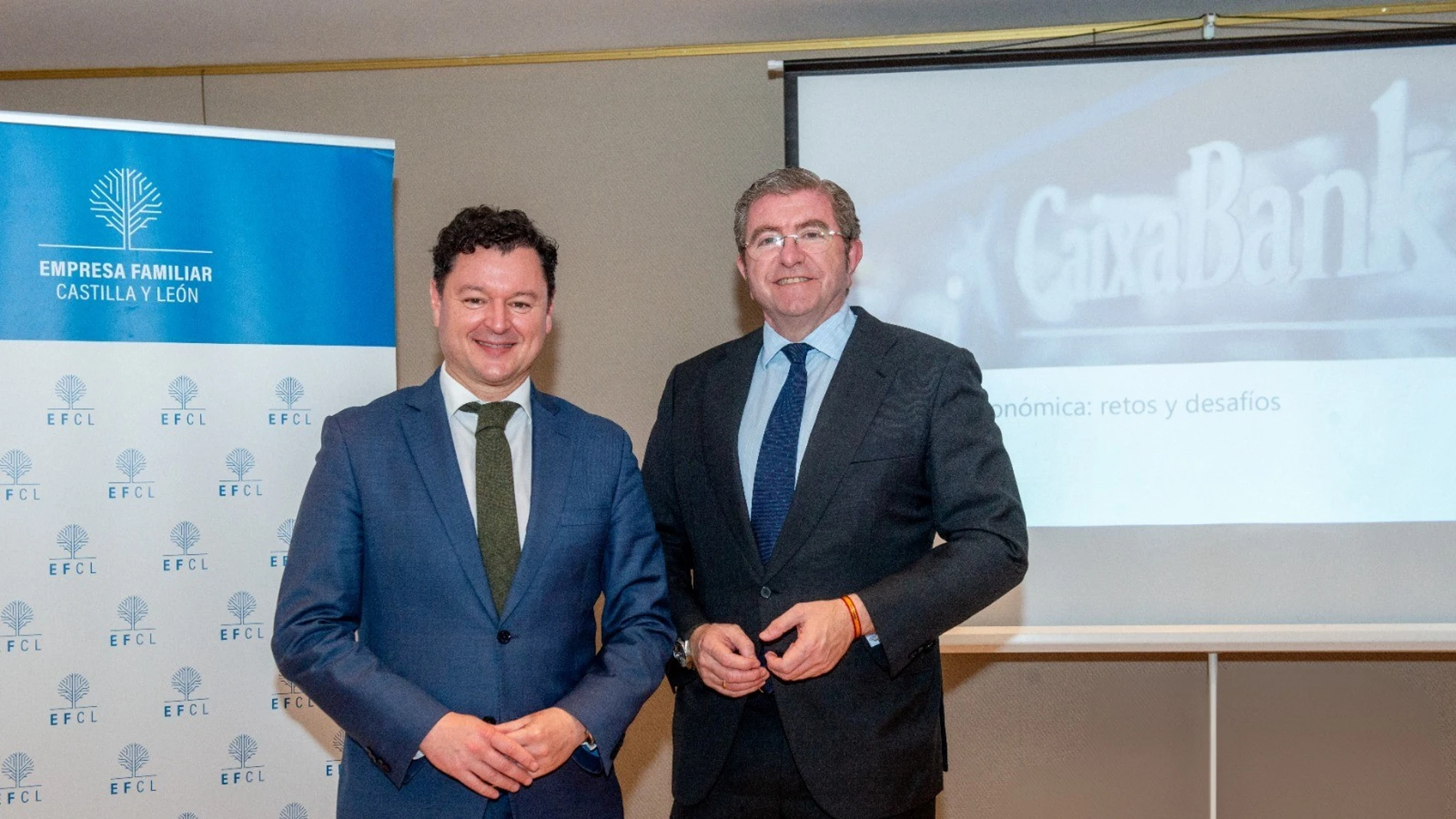 el presidente de Empresa Familiar de Castilla y León, Isidoro Alanís, y el director territorial de Caixabank en Castilla y León, Gerardo Cuartero, renuevan el acuerdo