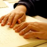 La ONCE mostrará, coincidiendo con el Día del Libro, cómo hacer accesible la lectura para personas ciegas