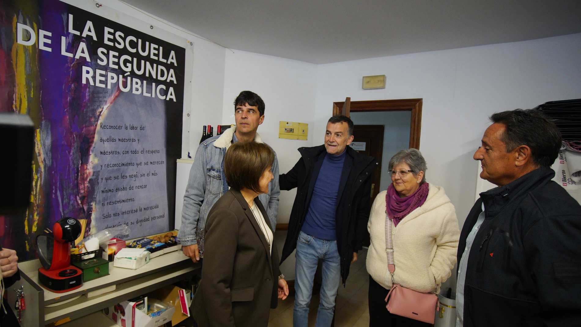 El coordinador federal de IU, Antonio Maillo, durante su visita a la sede local de la formación en Ponferrada