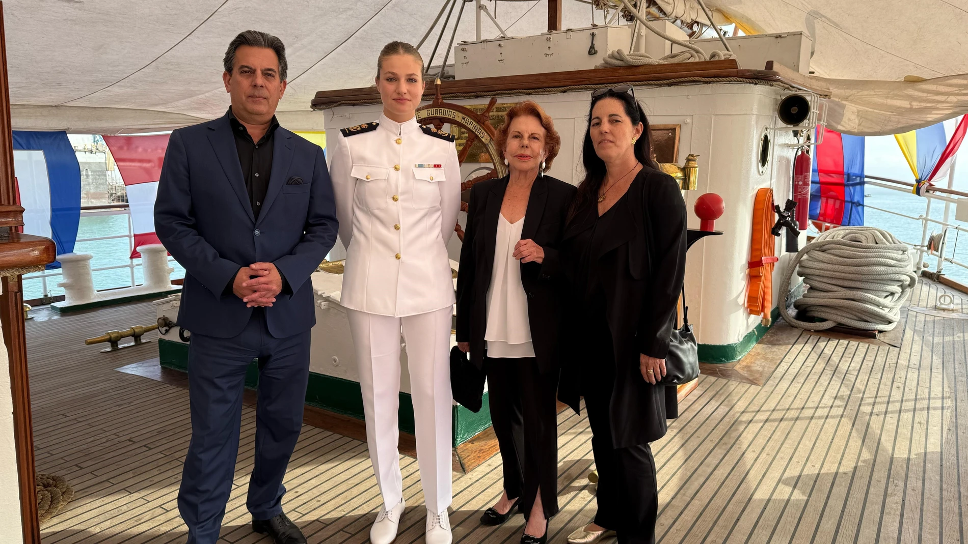 La Princesa Leonor se reúne a bordo del buque escuela 'Juan Sebastián Elcano' con Patricia Llosa y Gonzalo y Morgana Vargas Llosa REMITIDA / HANDOUT por CASA DE S. M. EL REY Fotografía remitida a medios de comunicación exclusivamente para ilustrar la noticia a la que hace referencia la imagen, y citando la procedencia de la imagen en la firma 22/04/2025