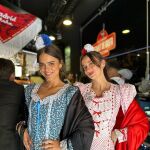 Influencers con trajes de chulapa.