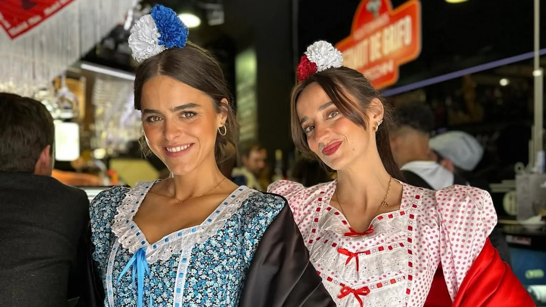 Influencers con trajes de chulapa.